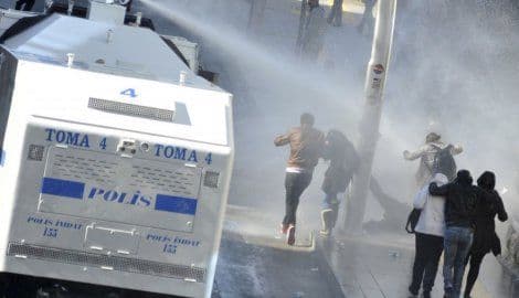 Policija vodenim topovima rastjerala demonstrante u Ankari Policija vodenim topovima rastjerala demonstrante u Ankari