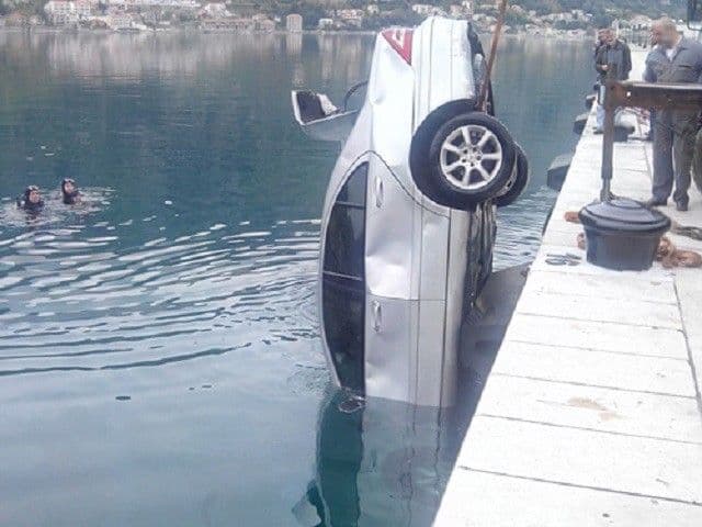 Kotor: Mercedesom sletio u more Kotor: Mercedesom sletio u more