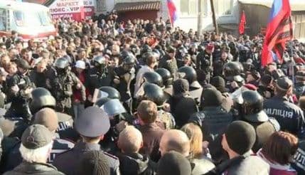 U Harkovu demonstranti zauzeli vladinu zgradu U Harkovu demonstranti zauzeli vladinu zgradu