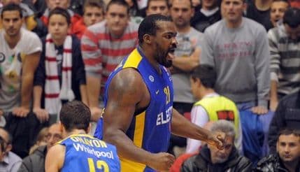 VIDEO: Skorcanitis jurio navijača po tribini! VIDEO: Skorcanitis jurio navijača po tribini!