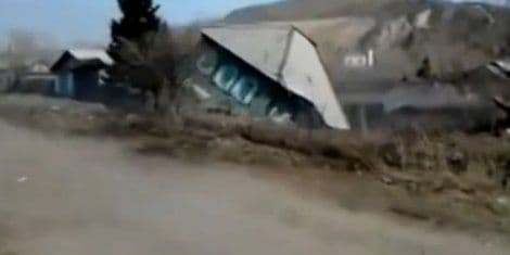 POGLEDAJTE: Rupa progutala kuću, žena jedva spasila dijete POGLEDAJTE: Rupa progutala kuću, žena jedva spasila dijete