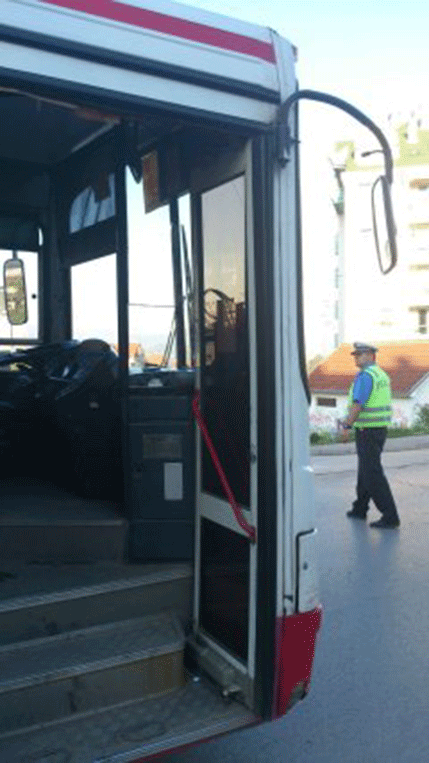 Niš: Kondukterka ispala iz autobusa Niš: Kondukterka ispala iz autobusa