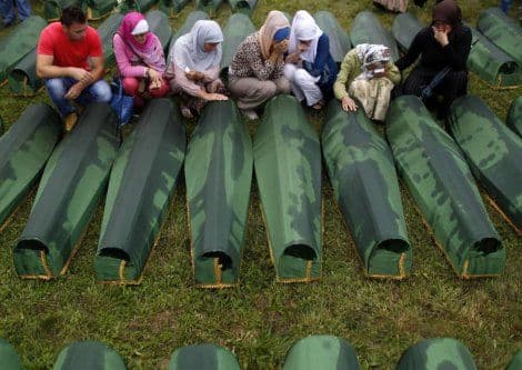 Holandija isplaćuje 20.000 eura odštete porodicama ubijenih u Srebrenici Holandija isplaćuje 20.000 eura odštete porodicama ubijenih u Srebrenici