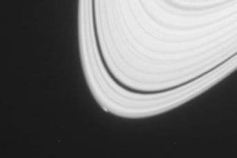 Saturn snimljen kako pravi novi mjesec (VIDEO)