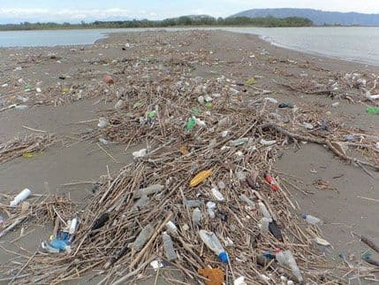 FOTO: Ušće Bojane pod smećem FOTO: Ušće Bojane pod smećem