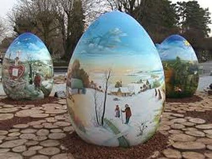 Hrvatski naivci poklonili veliko uskršnje jaje Kotoru, Parizu i Rigi Hrvatski naivci poklonili veliko uskršnje jaje Kotoru, Parizu i Rigi