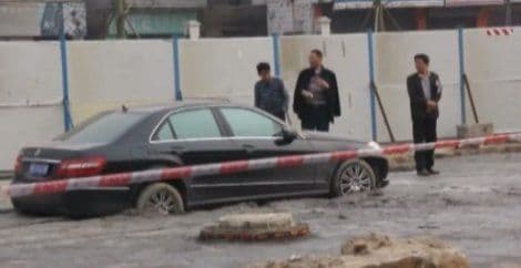 VIDEO: Krenuo prečicom pa zaglavio Mercedes u svježi beton VIDEO: Krenuo prečicom pa zaglavio Mercedes u svježi beton
