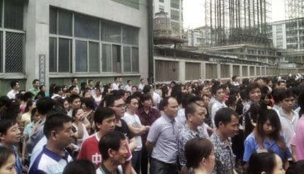 Kina: Štrajkuje 40.000 radnika fabrika patika, interveniše policija Kina: Štrajkuje 40.000 radnika fabrika patika, interveniše policija