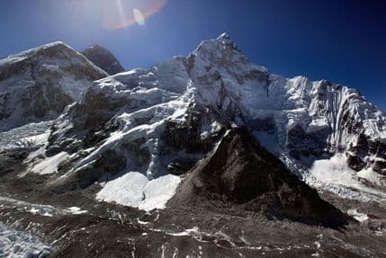 U lavini na Mont Everestu poginulo najmanje šest osoba U lavini na Mont Everestu poginulo najmanje šest osoba