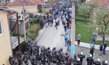 VIDEO: Neredi na meču Novi Pazar - Zvezda VIDEO: Neredi na meču Novi Pazar - Zvezda