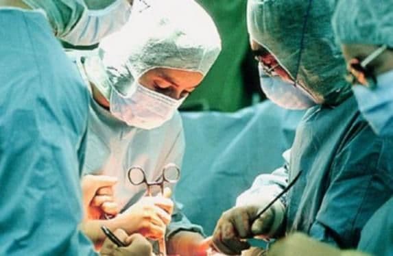 Hirurg izvadio dvanaest zlatnih poluga iz želuca pacijenta Hirurg izvadio dvanaest zlatnih poluga iz želuca pacijenta