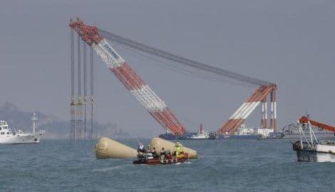 Južna Koreja: Rodbina nestalih podjeljena oko izvlačenja broda Južna Koreja: Rodbina nestalih podjeljena oko izvlačenja broda