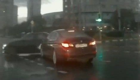 MOSKVA: Auto se pojavio niotkuda i umalo izazvao sudar (VIDEO) MOSKVA: Auto se pojavio niotkuda i umalo izazvao sudar (VIDEO)
