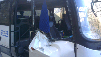 Mojkovac: Stijena pala na kombi vozilo, povrijeđena jedna osoba Mojkovac: Stijena pala na kombi vozilo, povrijeđena jedna osoba