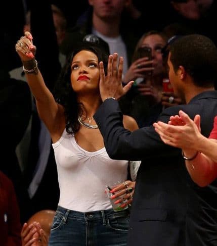 FOTO: Ona baš zna kako da privuče pažnju FOTO: Ona baš zna kako da privuče pažnju