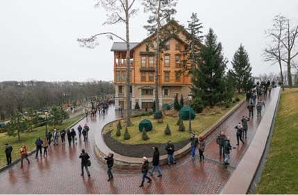 Kič i luksuz: Izložba predmeta iz Janukovičeve rezidencije (VIDEO) Kič i luksuz: Izložba predmeta iz Janukovičeve rezidencije (VIDEO)