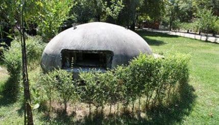 Udovica podiže djecu u bunkeru zaostalom iz vremena Envera Hodže Udovica podiže djecu u bunkeru zaostalom iz vremena Envera Hodže