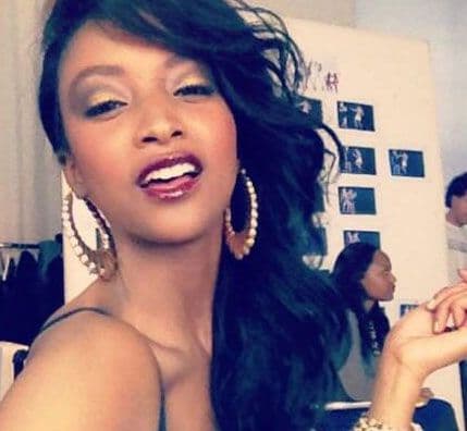 Djevojka koja se uspješno bavi programiranjem i manekenstvom Djevojka koja se uspješno bavi programiranjem i manekenstvom