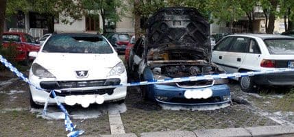 FOTO: Izgorjela dva vozila u Ulici Meše Selimovića FOTO: Izgorjela dva vozila u Ulici Meše Selimovića