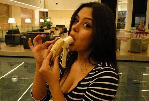 PROTIV RASIZMA: I Larisa Rikelme pojela bananu PROTIV RASIZMA: I Larisa Rikelme pojela bananu