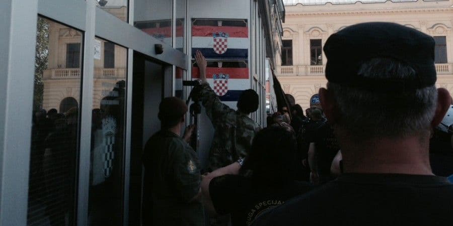 Hrvatske zastave preko dvojezičnih ploča Hrvatske zastave preko dvojezičnih ploča