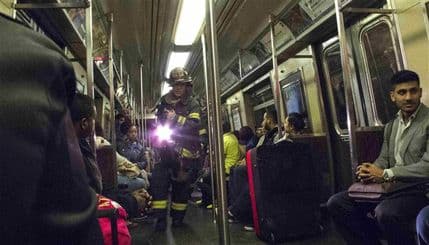 Njujork: Voz iskočio iz šina, 19 povrijeđenih (VIDEO) Njujork: Voz iskočio iz šina, 19 povrijeđenih (VIDEO)