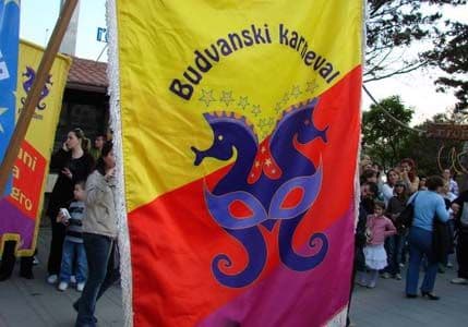 U Budvi bilo živo: "Ne smeta nam kiša, karneval ništa ne može zaustaviti" (VIDEO) U Budvi bilo živo: "Ne smeta nam kiša, karneval ništa ne može zaustaviti" (VIDEO)