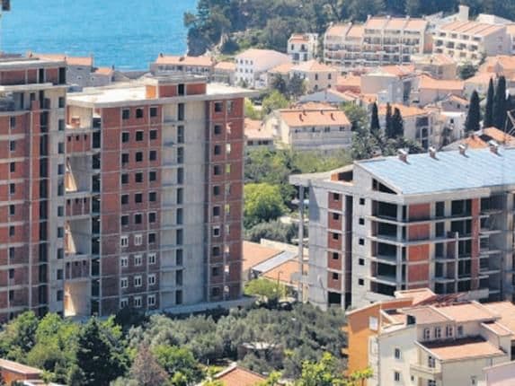 „Budvanizacija“ Petrovca: Plaža u sjenci solitera „Budvanizacija“ Petrovca: Plaža u sjenci solitera