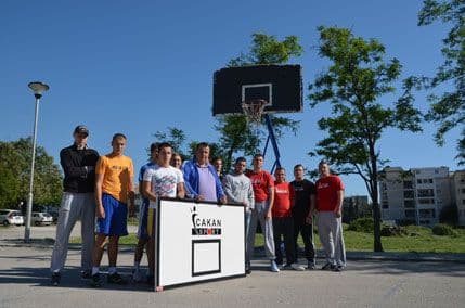 Cakan donirao koš i tablu za igralište u Makedonskom naselju Cakan donirao koš i tablu za igralište u Makedonskom naselju