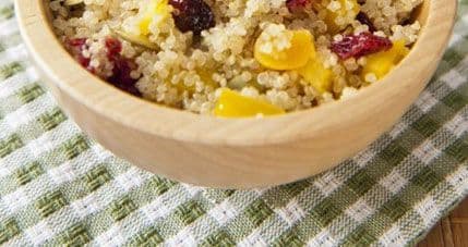 Hranljiva salata od kinoe, špargle, slatkog krompira i avokada Hranljiva salata od kinoe, špargle, slatkog krompira i avokada