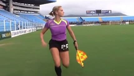 VIDEO: Brazilka fudbalski sudija mami uzdahe VIDEO: Brazilka fudbalski sudija mami uzdahe