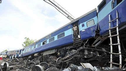 INDIJA: U sudaru voza i džipa 13 mrtvih INDIJA: U sudaru voza i džipa 13 mrtvih