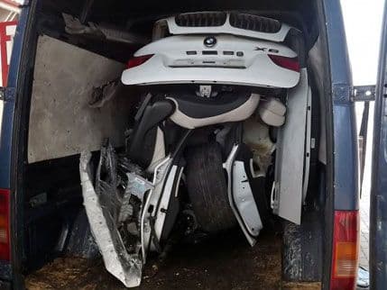 FOTO: Kako BMW X6 može da stane u kombi FOTO: Kako BMW X6 može da stane u kombi