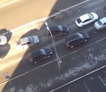 VIDEO: Rupa koja se otvorila iznenadno umalo prugutala auta u koloni   VIDEO: Rupa koja se otvorila iznenadno umalo prugutala auta u koloni