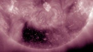 NASA na površini Sunca snimila kvadratnu rupu NASA na površini Sunca snimila kvadratnu rupu