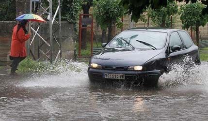 Srbija: Prva žrtva poplava u Beogradu, vanredna situacija u 16 opština Srbija: Prva žrtva poplava u Beogradu, vanredna situacija u 16 opština