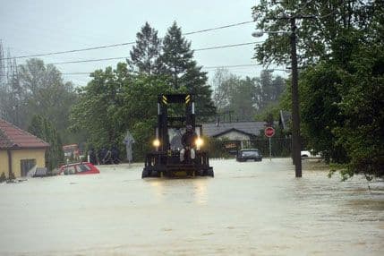 U Srbiji vanredno stanje zbog poplava, vodena bujica “progutala” most u BIH (VIDEO) U Srbiji vanredno stanje zbog poplava, vodena bujica “progutala” most u BIH (VIDEO)
