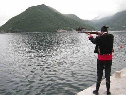 Danas u Perastu tradicionalno Gađanje kokota Danas u Perastu tradicionalno Gađanje kokota