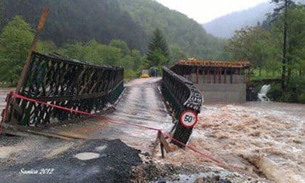Pogledajte kako nabujala Bosna nosi most koji potom udara u drugi! Pogledajte kako nabujala Bosna nosi most koji potom udara u drugi!