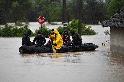 Potop u Srbiji i BIH: Evakuisano više od 15 hiljada ljudi (VIDEO) Potop u Srbiji i BIH: Evakuisano više od 15 hiljada ljudi (VIDEO)