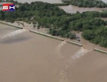 Pukao nasip na rijeci Savi u blizini Bijeljine (VIDEO) Pukao nasip na rijeci Savi u blizini Bijeljine (VIDEO)