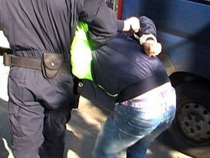 Prvo ih spasio, pa opljačkao Prvo ih spasio, pa opljačkao