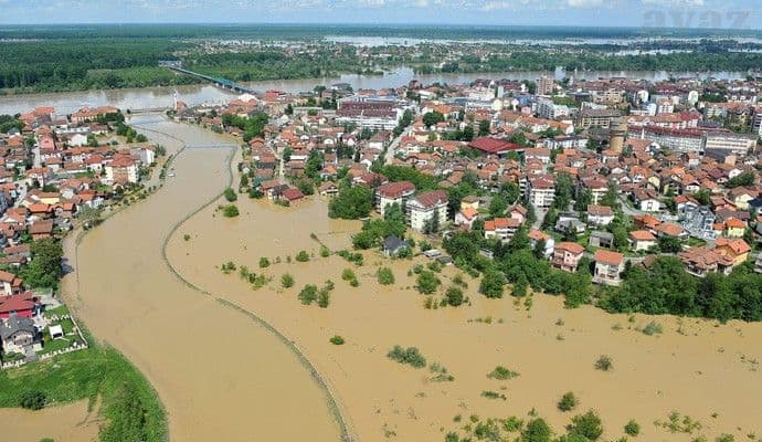 POPLAVE U BIH: Katastrofa u Brčkom, Sava srušila 100 metara nasipa, 16 mrtvih u RS POPLAVE U BIH: Katastrofa u Brčkom, Sava srušila 100 metara nasipa, 16 mrtvih u RS
