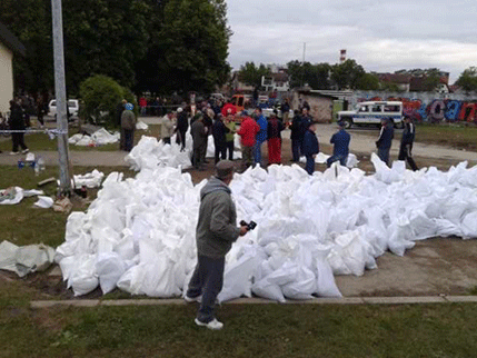 Poslije pucanja nasipa u Hrvatskoj hiljade evakuisanih, nestalo dvoje ljudi Poslije pucanja nasipa u Hrvatskoj hiljade evakuisanih, nestalo dvoje ljudi