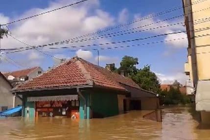 (VIDEO) Pogledajte kako izgleda evakuacija iz potopljenog Obrenovca (VIDEO) Pogledajte kako izgleda evakuacija iz potopljenog Obrenovca