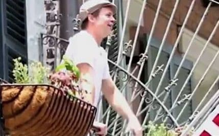 Najluđe komšije! Bred Pit dobacuje pivo Metju Mekonahiju Najluđe komšije! Bred Pit dobacuje pivo Metju Mekonahiju