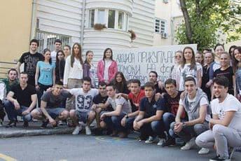 Medicinari liječe, FON-ovci prave sajt o nestalima, muzičari sviraju za pomoć...