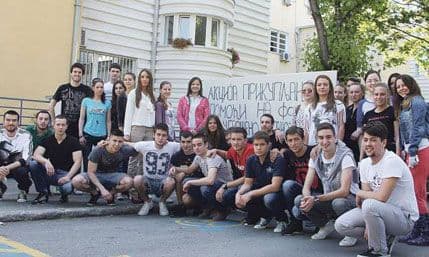 Medicinari liječe, FON-ovci prave sajt o nestalima, muzičari sviraju za pomoć... Medicinari liječe, FON-ovci prave sajt o nestalima, muzičari sviraju za pomoć...