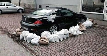 „Branili“ BMW od poplave „Branili“ BMW od poplave