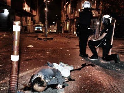 U Istanbulu u neredima jedna osoba poginula U Istanbulu u neredima jedna osoba poginula